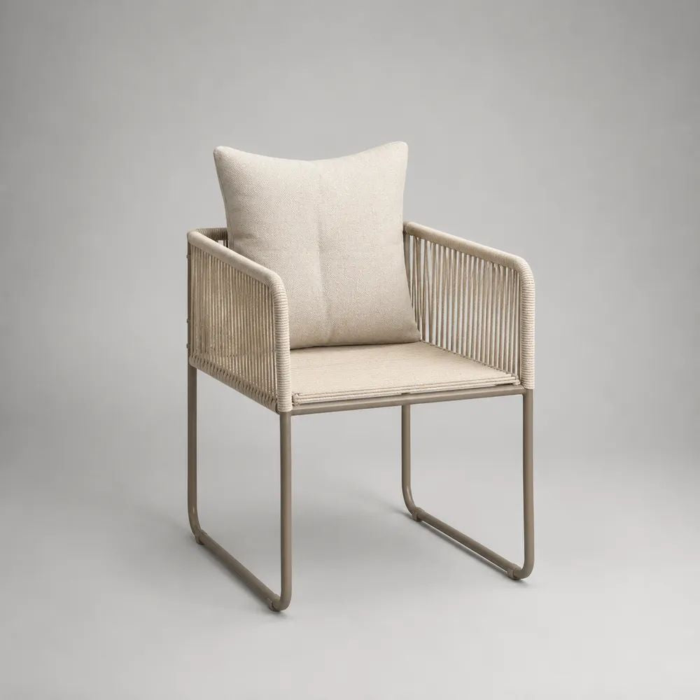 Gartenstuhl mit Armlehnen und Kissen, Stahlgestell mit PE-Seilgeflecht, Beige/Taupe, 58 × 62 × 85 cm